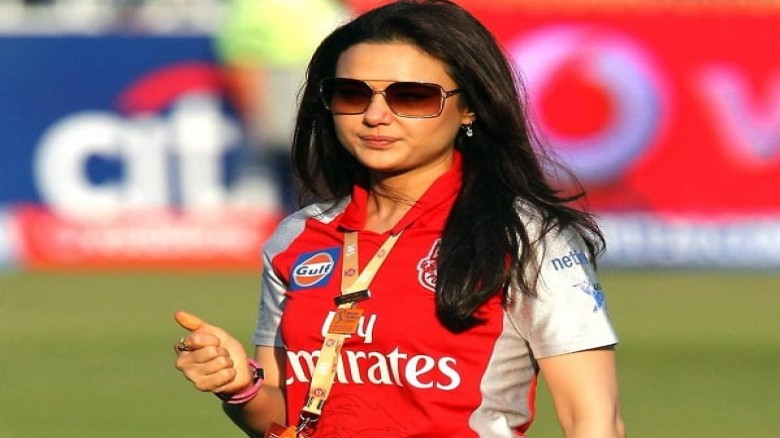 খেলার মাঠে সাধারণ সাজে অসাধারণ প্রীতি জিনতা