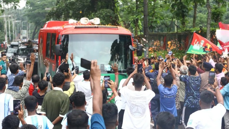 ফুল ছিটিয়ে প্রধানমন্ত্রীকে স্বাগত জানালেন চা শ্রমিকরা...