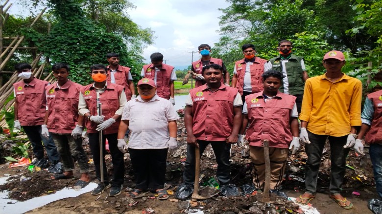 তাহিরপুরের বাদাঘাট সড়কে আনসার ভিডিপির পরিচ্ছন্নতা অভিযান