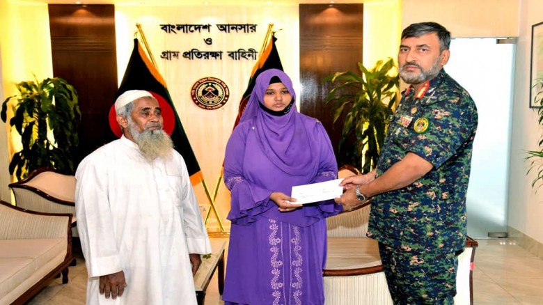 সড়ক দূর্ঘটনায় নিহত উপজেলা আনসার-ভিডিপি কর্মকর্তার পরিবারের পাশে বাহিনীর মহাপরিচালক...