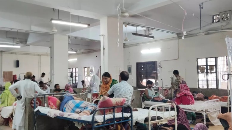 চট্টগ্রাম মেডিকেল কলেজ হাসপাতালে ডেঙ্গু ওয়ার্ডেই মশার রাজত্ব